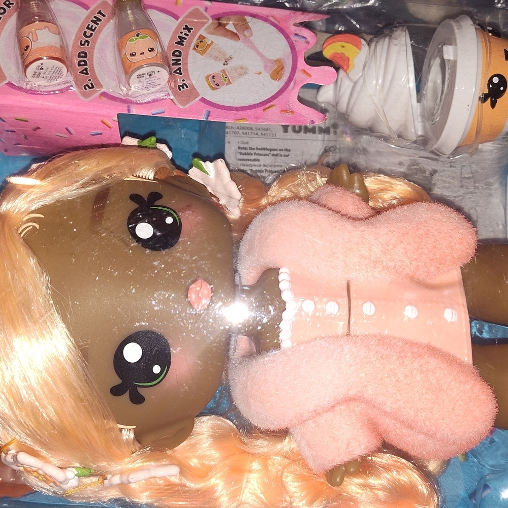 YummiLand Large Doll PiperPeach, Lip Gloss Pet And DIY Lipgloss Kit - Picture 7 of 7